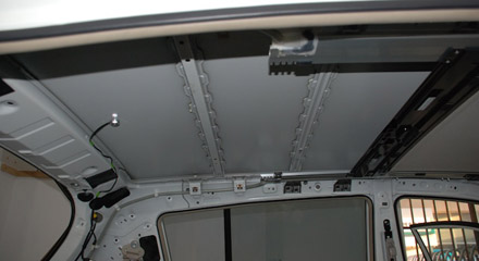 拆除顶棚内饰板