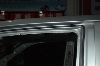 贴好汽车密封条