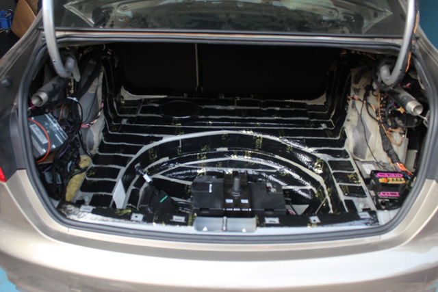 奥迪汽车隔音尾箱图