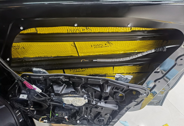 奔驰V260汽车隔音改装
